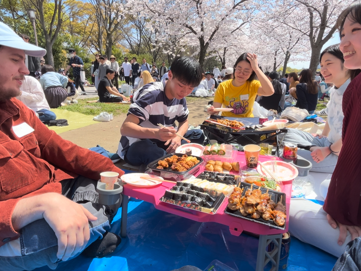 外で食事をする人々