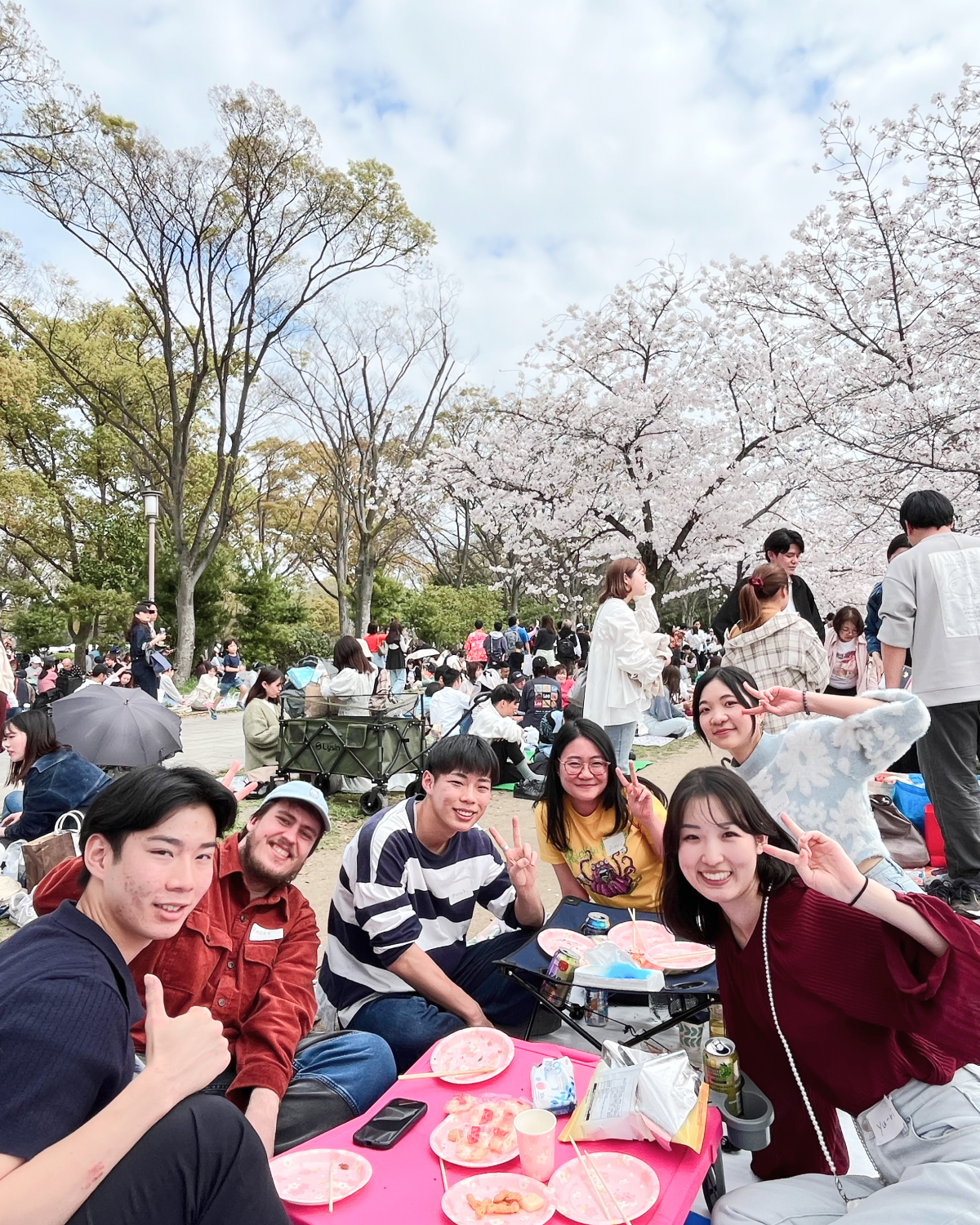 花見をする人々